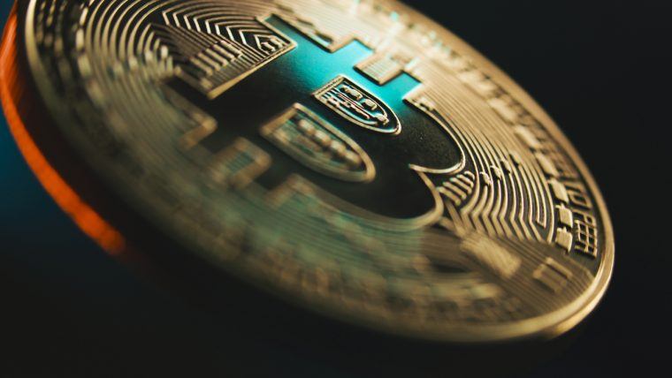 从代码到10万美元：为何比特币的这一重要里程碑对经济学具有深远影响