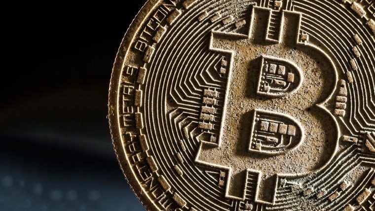 市场剧烈波动：比特币一度达到10.3万美元，随后回落至98万美元以下。