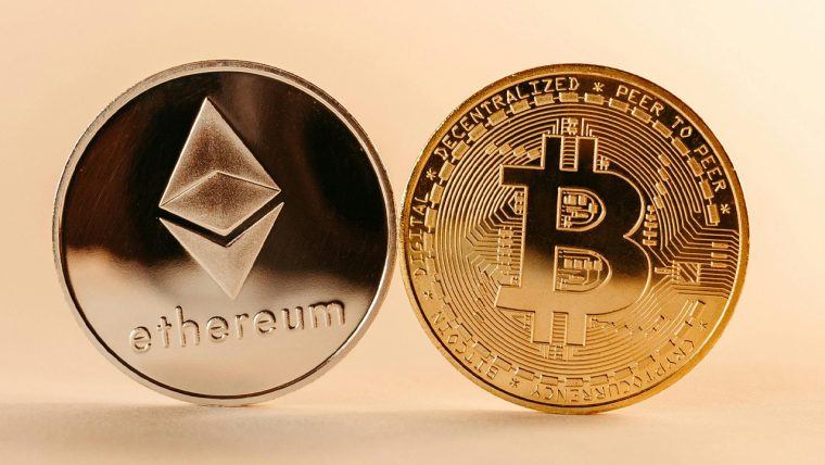 比特币回升至$100,000区间，以太坊突破$4,000。